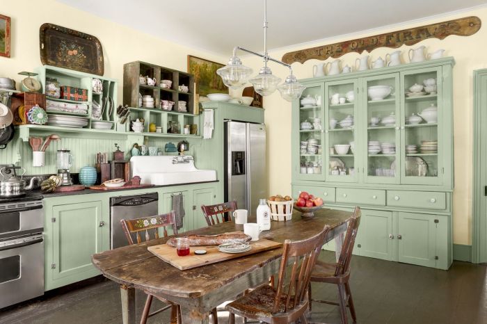 Antique farmhouse kitchen decor